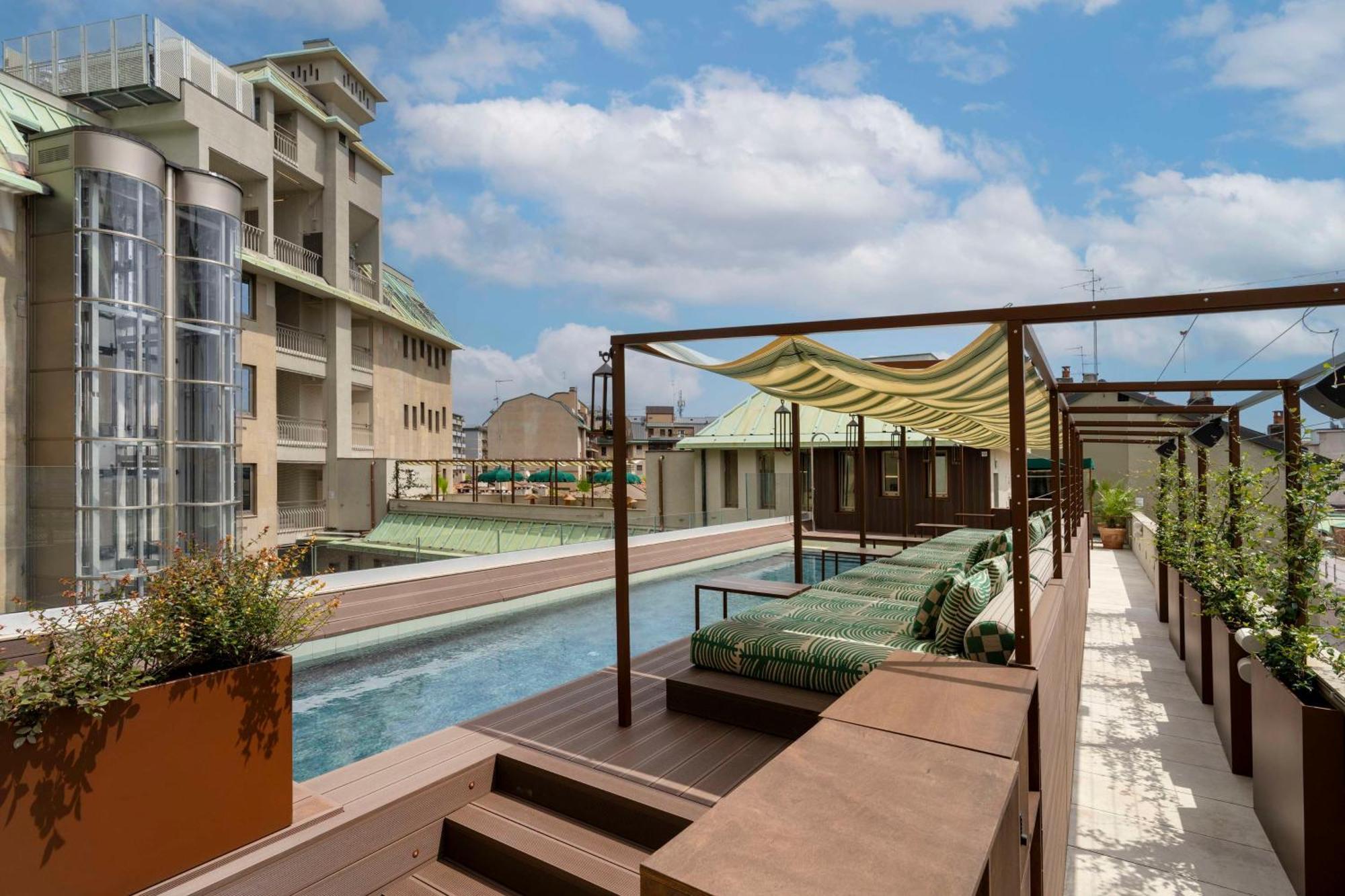 Radisson Collection Hotel, Santa Sofia Milano Dış mekan fotoğraf The rooftop pool at the hotel