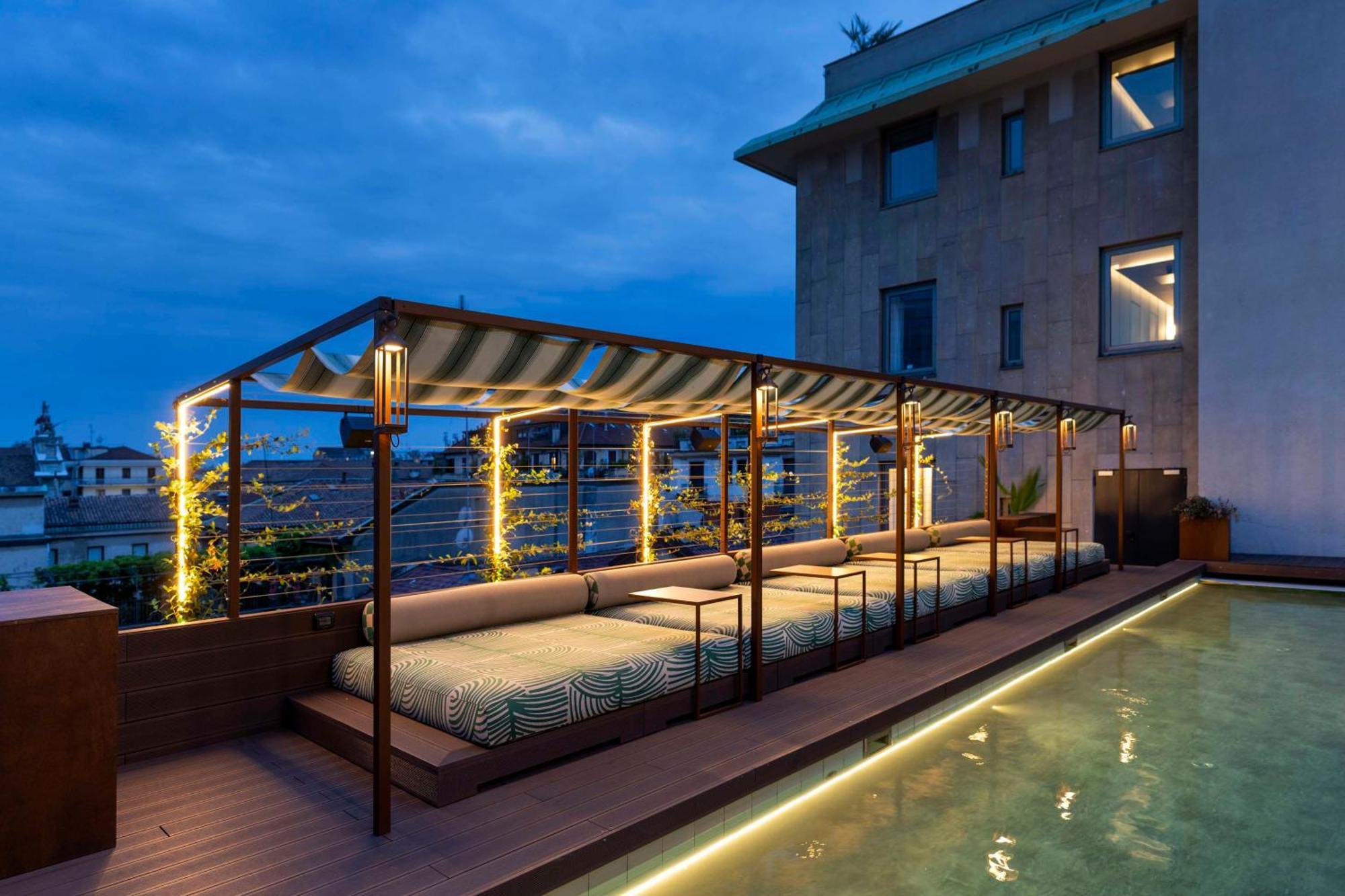 Radisson Collection Hotel, Santa Sofia Milano Dış mekan fotoğraf The rooftop bar at the Mandarin Oriental