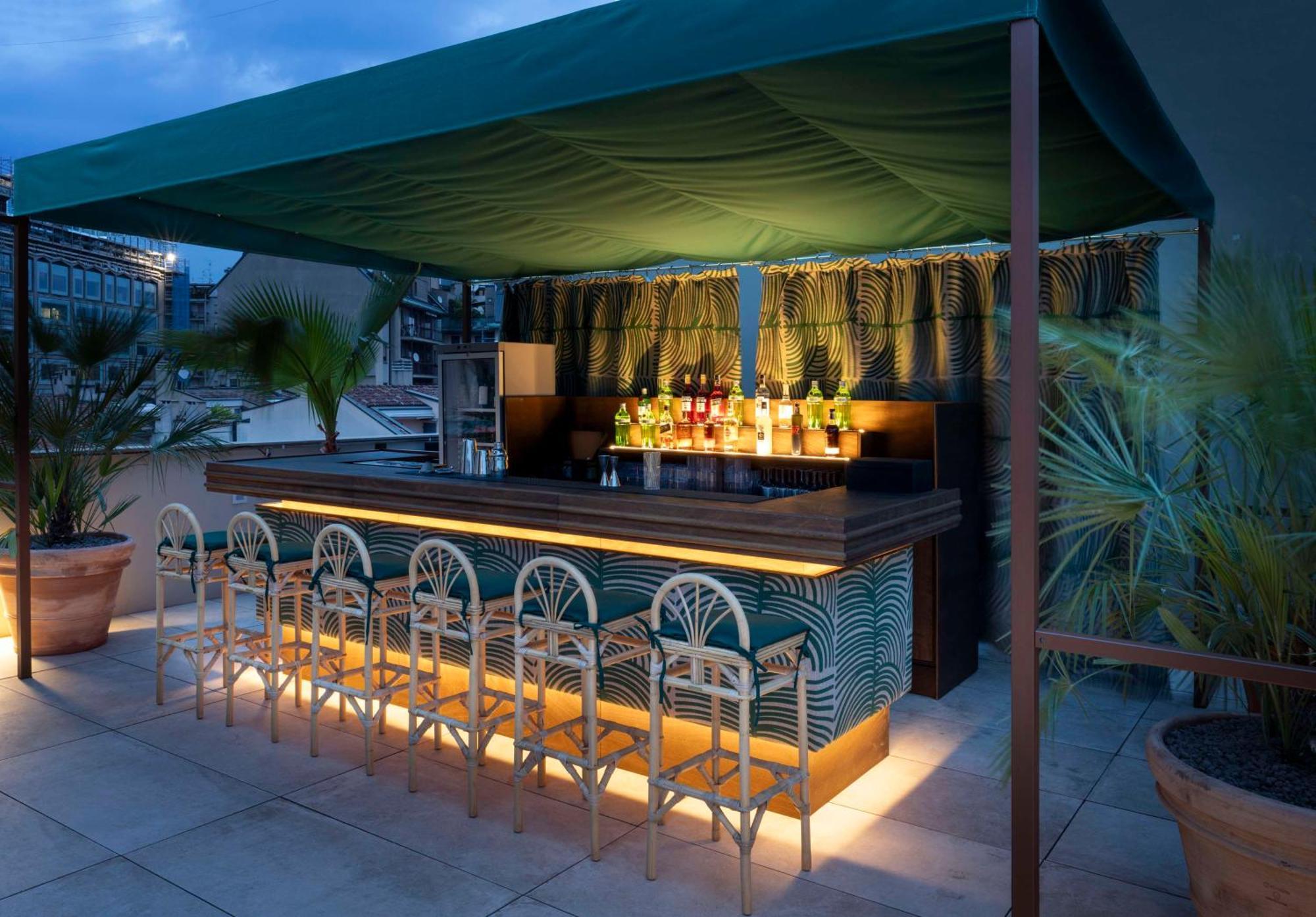 Radisson Collection Hotel, Santa Sofia Milano Dış mekan fotoğraf The bar at the rooftop terrace
