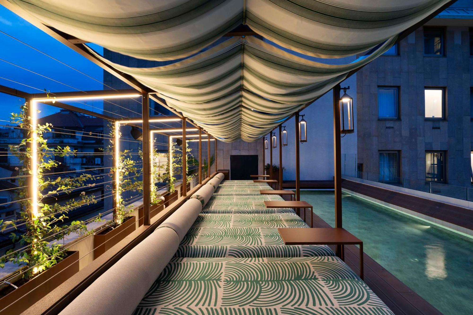 Radisson Collection Hotel, Santa Sofia Milano Dış mekan fotoğraf The rooftop pool at the hotel